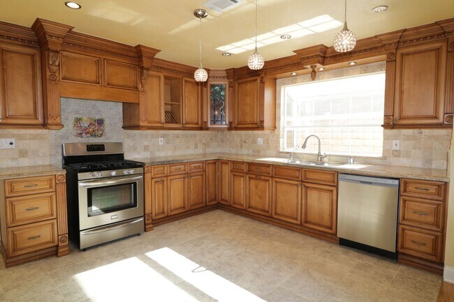 Foto del edificio - Beautiful West Hills Pool Home For Lease!