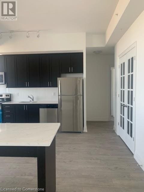Photo du bâtiment - 550 N Service Rd