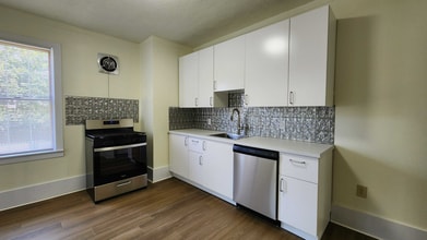 Building Photo - 121 Bausman St