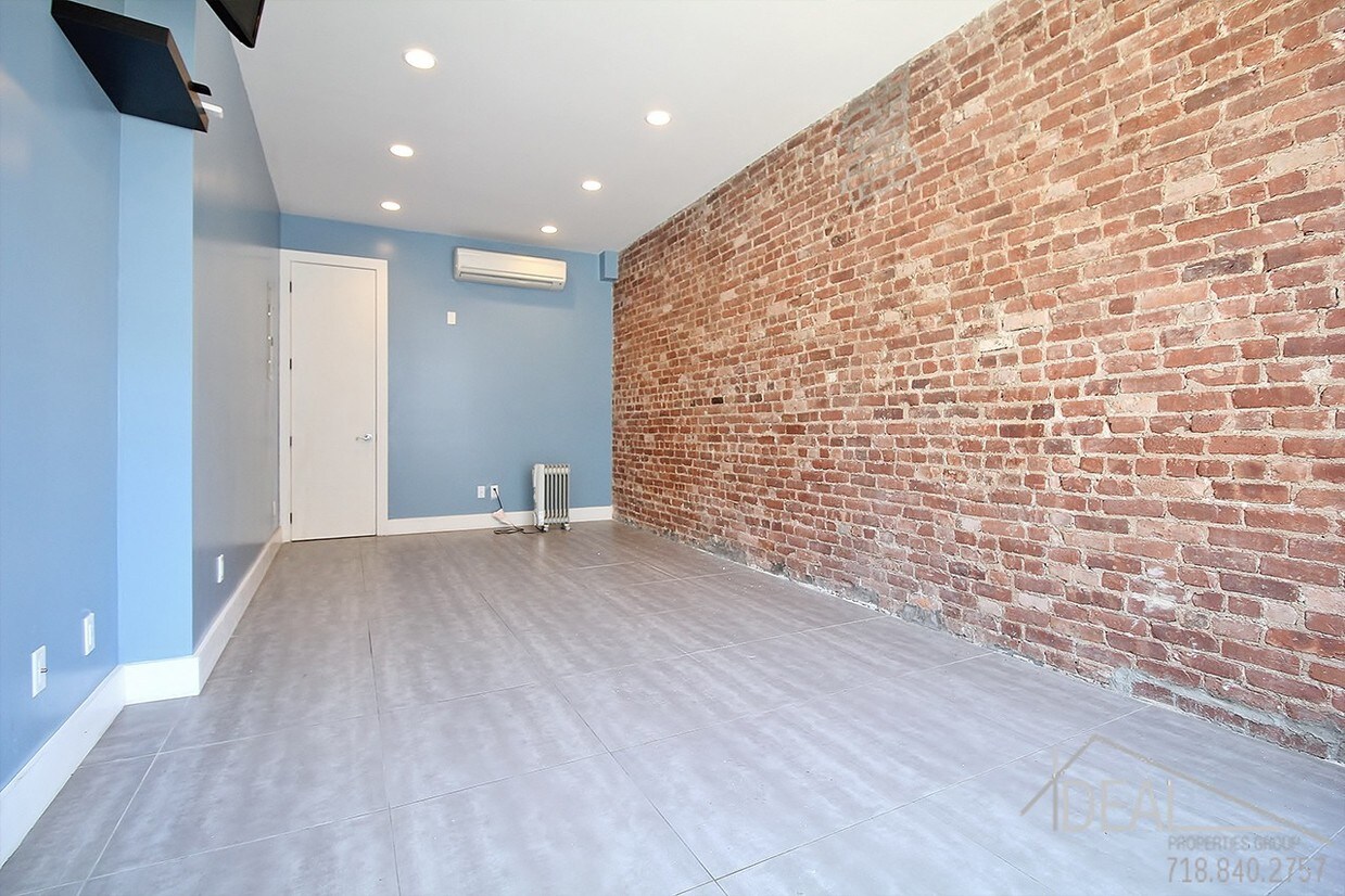 Primary Photo - Turnkey Store for Lease