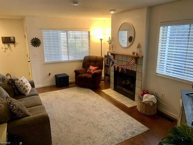 Building Photo - 2 br, 2.5 bath Townhome - 2650 Plumas Stre...