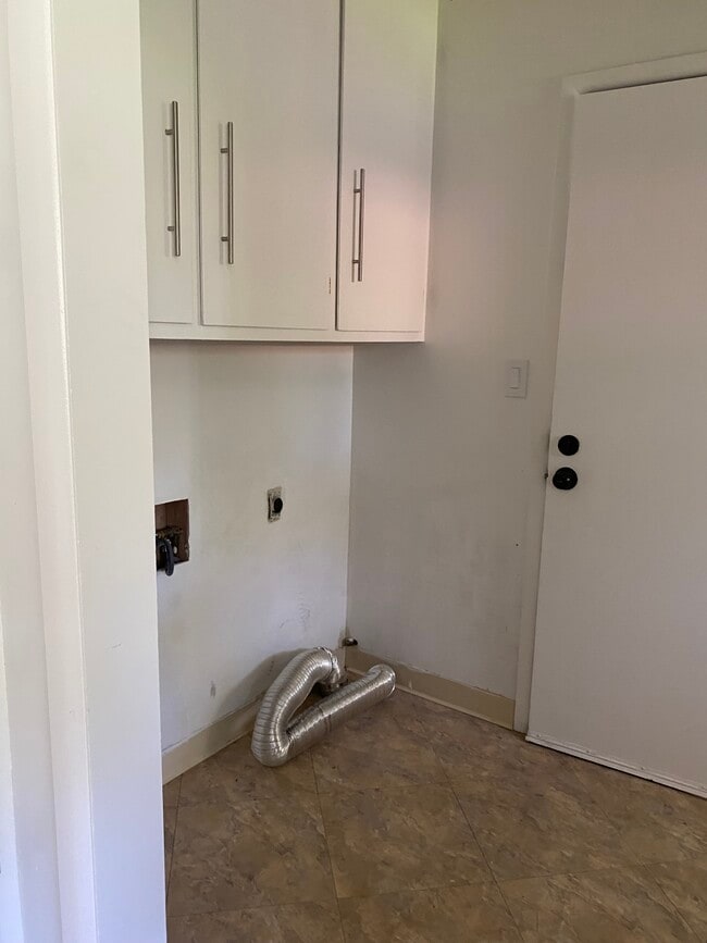 Laundry room - 1018 N Kevin Rd