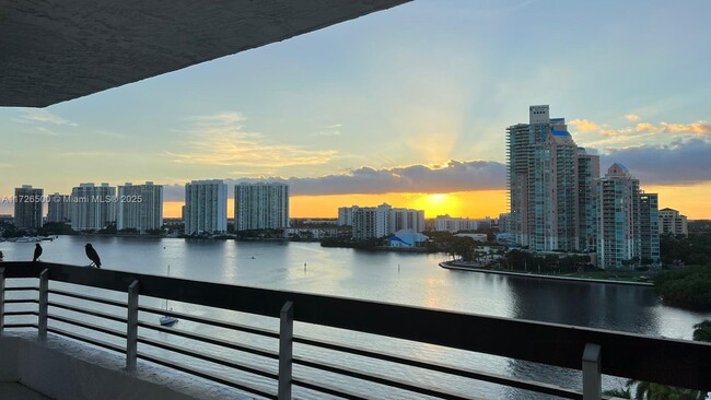 Foto del edificio - 3600 Mystic Pointe Dr