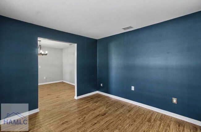 Foto del edificio - 404 Clairemore Ct