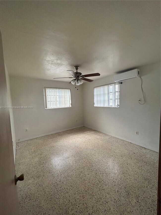 Foto del edificio - 1581 NE 8th St