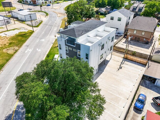 Foto del edificio - 2400 Benbrook Dr