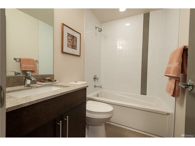 Building Photo - 3Bd/2.5Ba Seattle Townhome