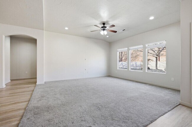 Foto del edificio - Beautiful Hobble Creek 4 Bed/2 Ba NEW FLOORS & PAINT