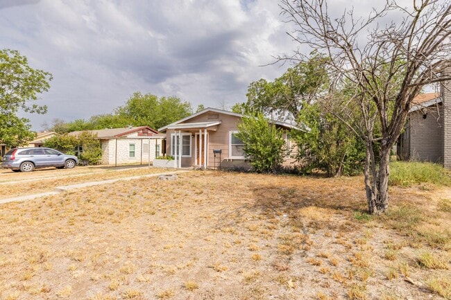 Building Photo - 875 Utopia Ln