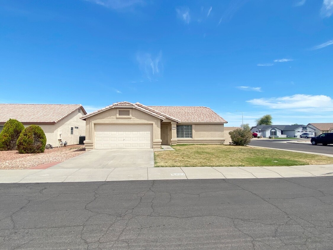Foto principal - Corner Lot Property 3 bedroom 2 Bath
