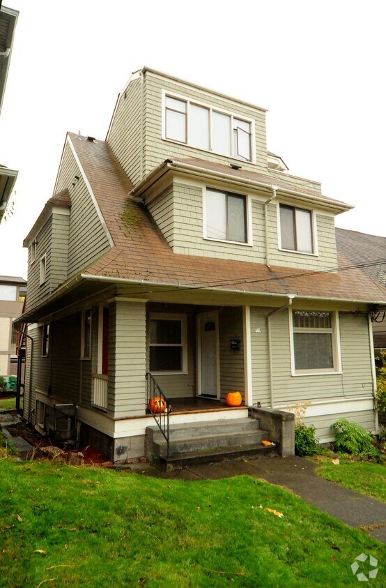 Building Photo - 715 Warren Ave N