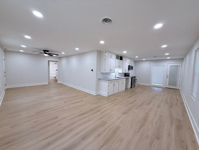 Building Photo - 414 12th St SE