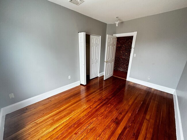 Foto del edificio - HOT ALLSTON LISTING!!!!