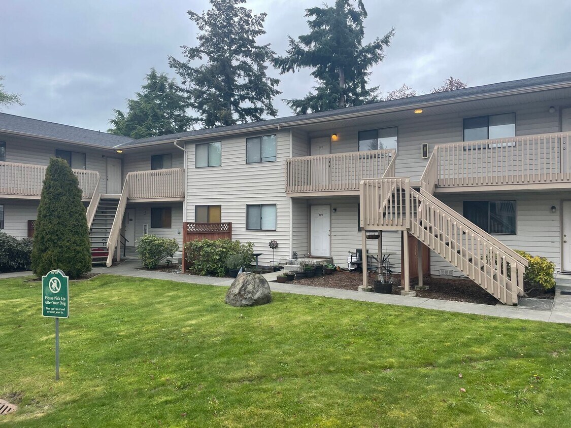 Building Photo - 2 Bedroom Condo! Near Schools & NAS Whidbey!