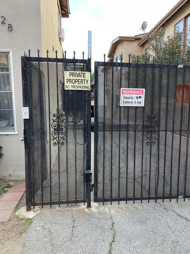Secure electric gate - 6128 De Longpre Ave