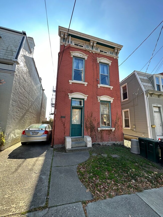 Photo - 6 Bedroom House Available Next to UC Campus