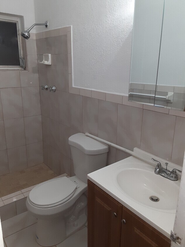 Baño #2 - 1900 Plunkett St