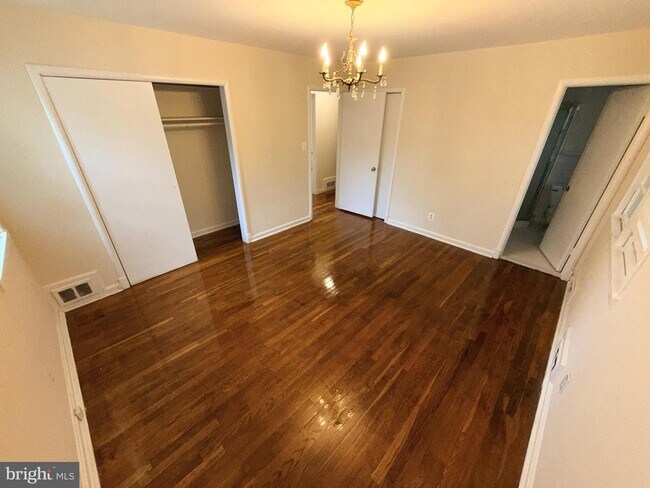 Foto del edificio - 9412 Holland Ct