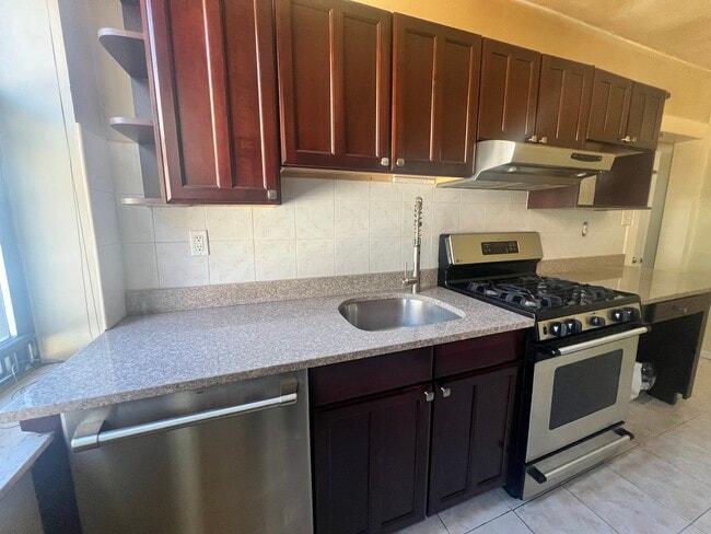 Building Photo - 553 Undercliff Ave