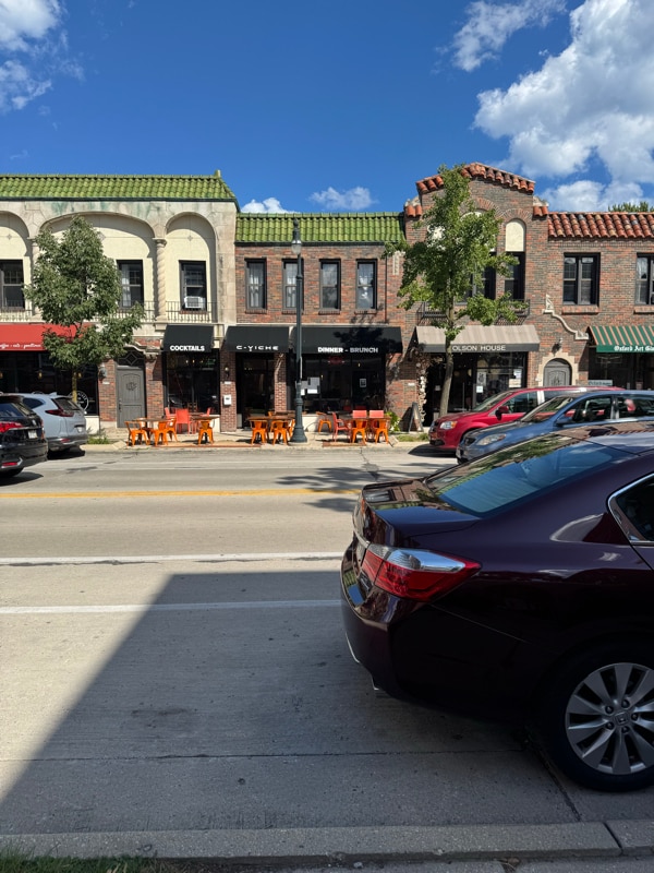 Foto del edificio - 4333 N Oakland Ave