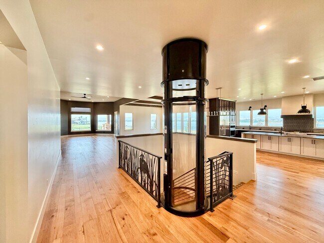 Foto del edificio - 2387 Harding Pk Ct