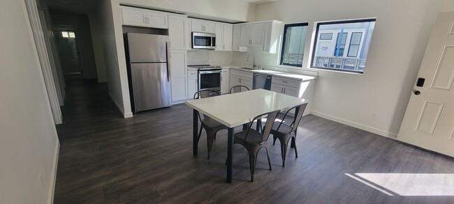 Foto del edificio - Double Bed Unit - Right Corner-Newly Renov...