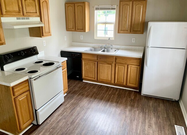 Building Photo - 3 bedroom 2 bath