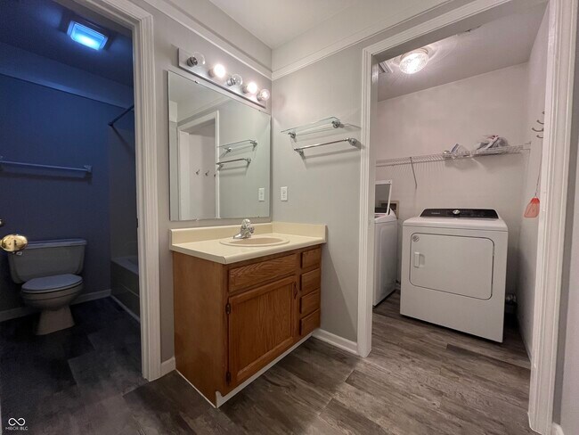 Foto del edificio - 6545 Aintree Pl