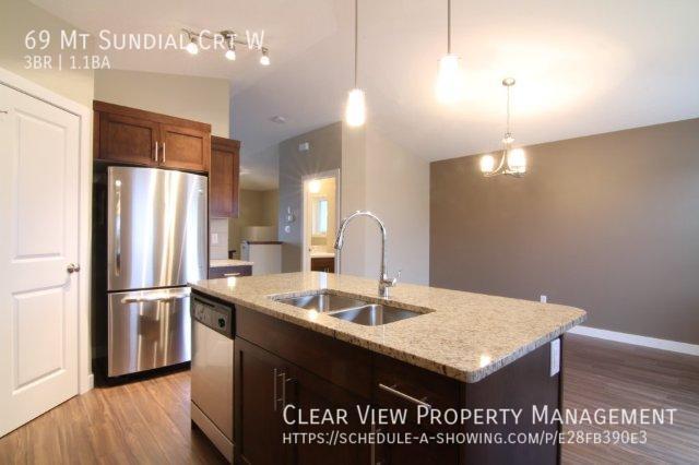Photo du bâtiment - Sunridge West Side Duplex with Granite Cou...