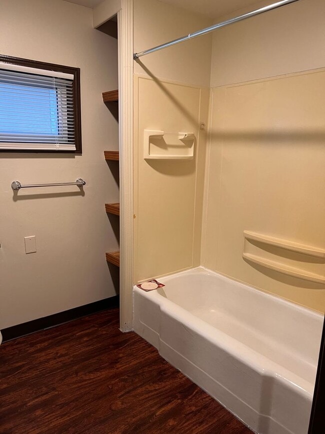 Building Photo - 123 E Broadway Ave