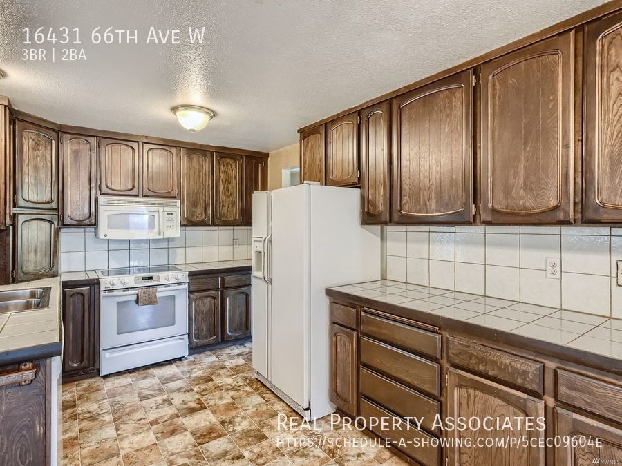 Primary Photo - 3bd, 2 bath duplex unit -1 block to Meadow...