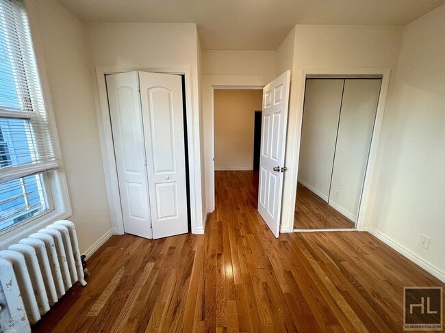 Building Photo - 3BR 1BA Sunny Corner Duplex