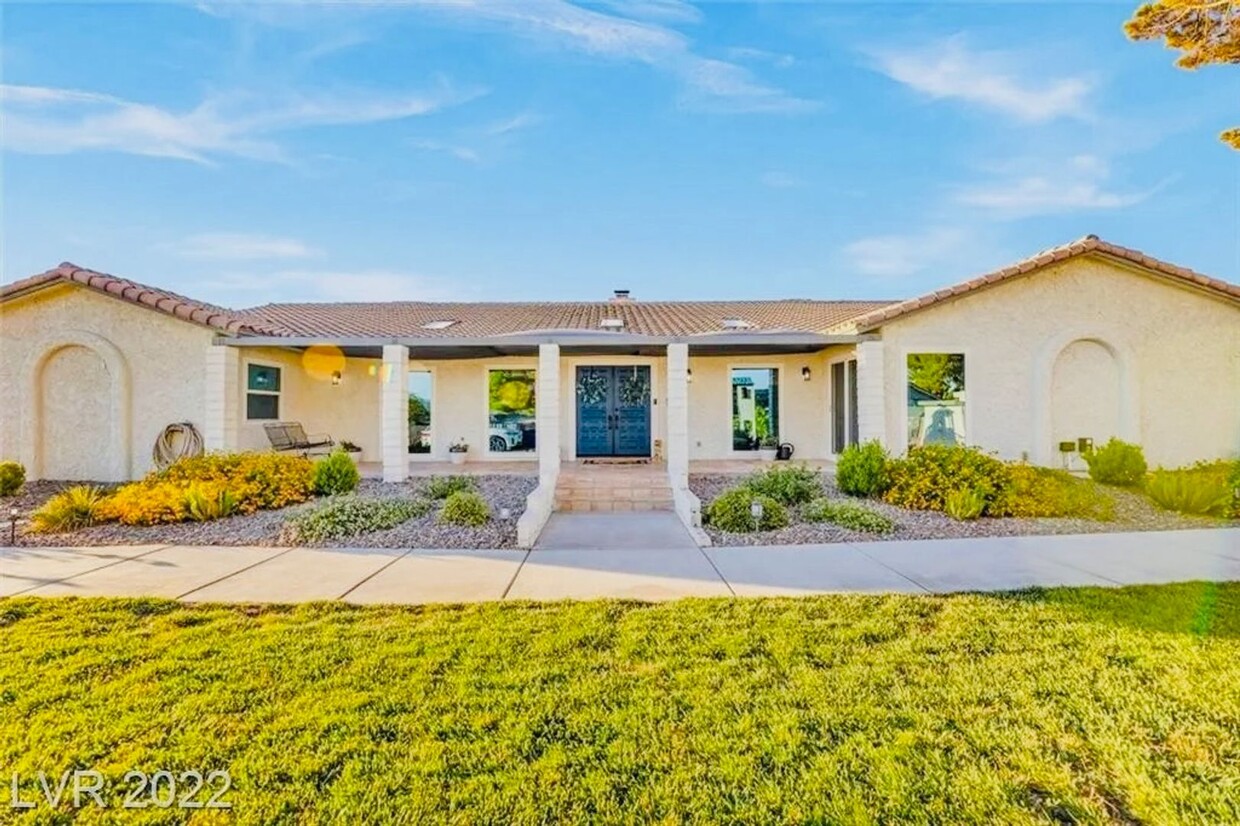 Foto principal - COMING SOON: Single Story 5 Bd, 4 Bth, Inc...