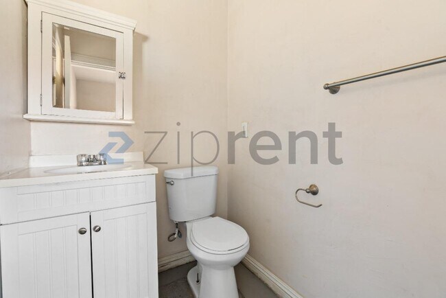 Building Photo - Unit