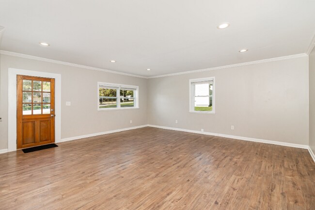 Building Photo - 6416 Walnut Dr