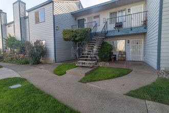 Building Photo - 445 Almond Dr