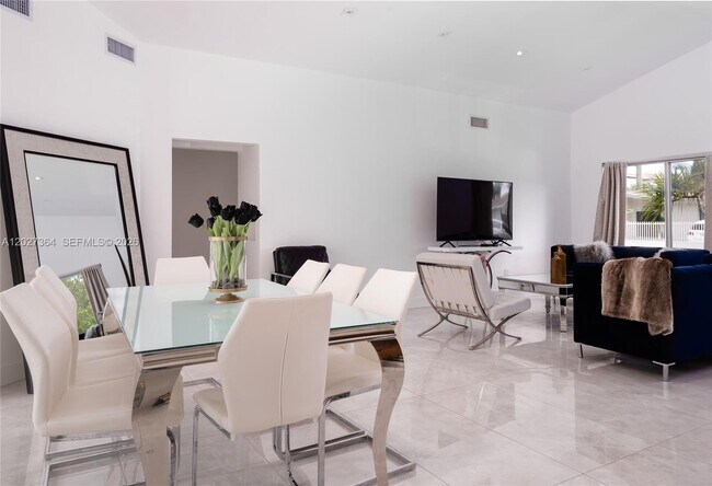 Foto del edificio - 2555 NE 202nd St