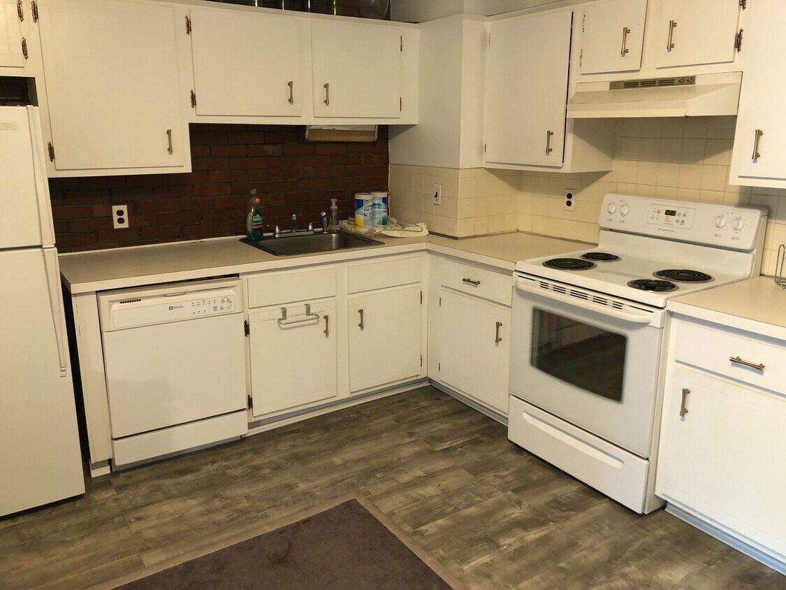kitchen - 28 Lee St