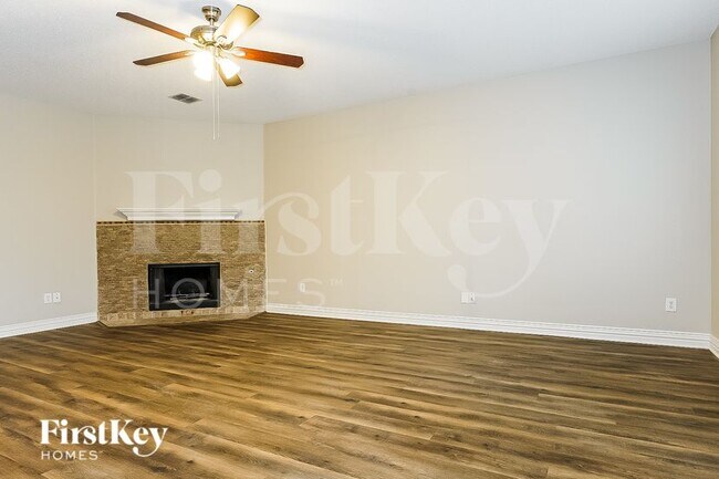 Foto del edificio - 401 Deer Lake Dr