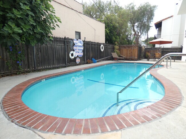Building Photo - 836 Westbourne Dr