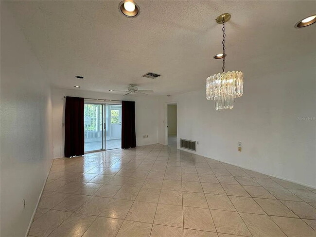 Building Photo - Adorable 2/2 villa in active 55+ community.