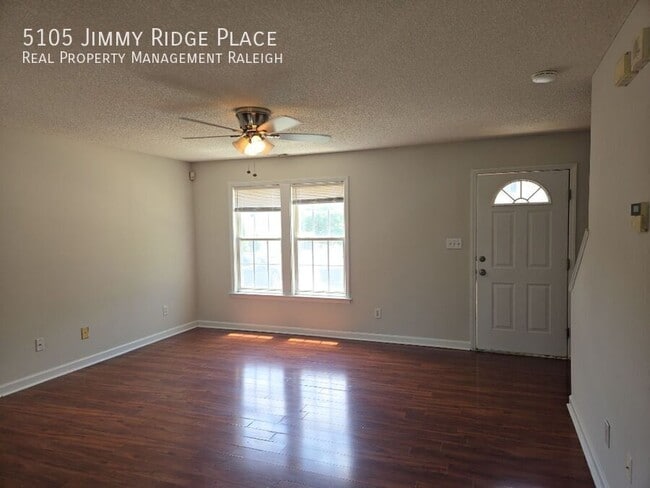 Foto del edificio - 5105 Jimmy Ridge Pl
