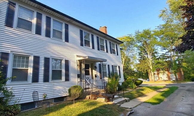 Building Photo - 610 N Sheridan Rd