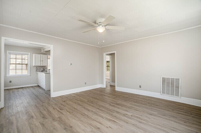 Foto del edificio - 617 W Garrison Blvd