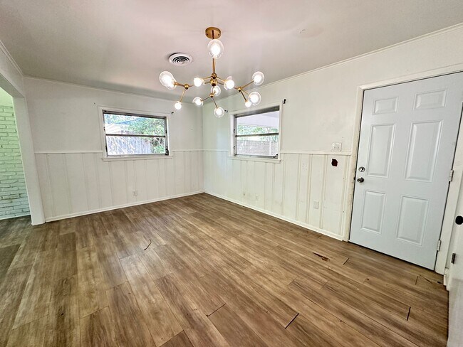Foto del edificio - CHARMING REMODELED HOME IN SOUTHERN HILLS