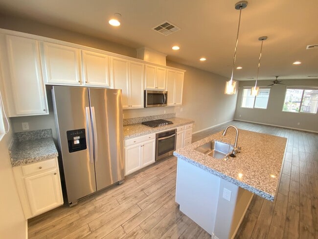 Foto del edificio - Gorgeous 3Bed/4Bath/2Car, 3-Story Townhome nestled in this beautiful Summerlin West Gated Communi...