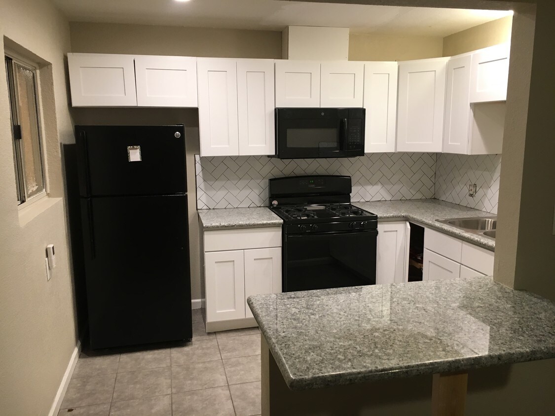 Kitchen - 683 El Camino Ave