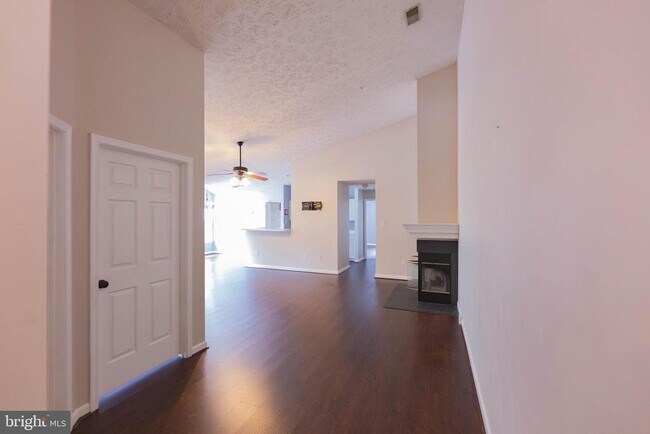 Foto del edificio - 6413 Weatherby Ct
