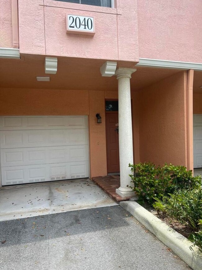 Building Photo - 2040 Alta Meadows Ln