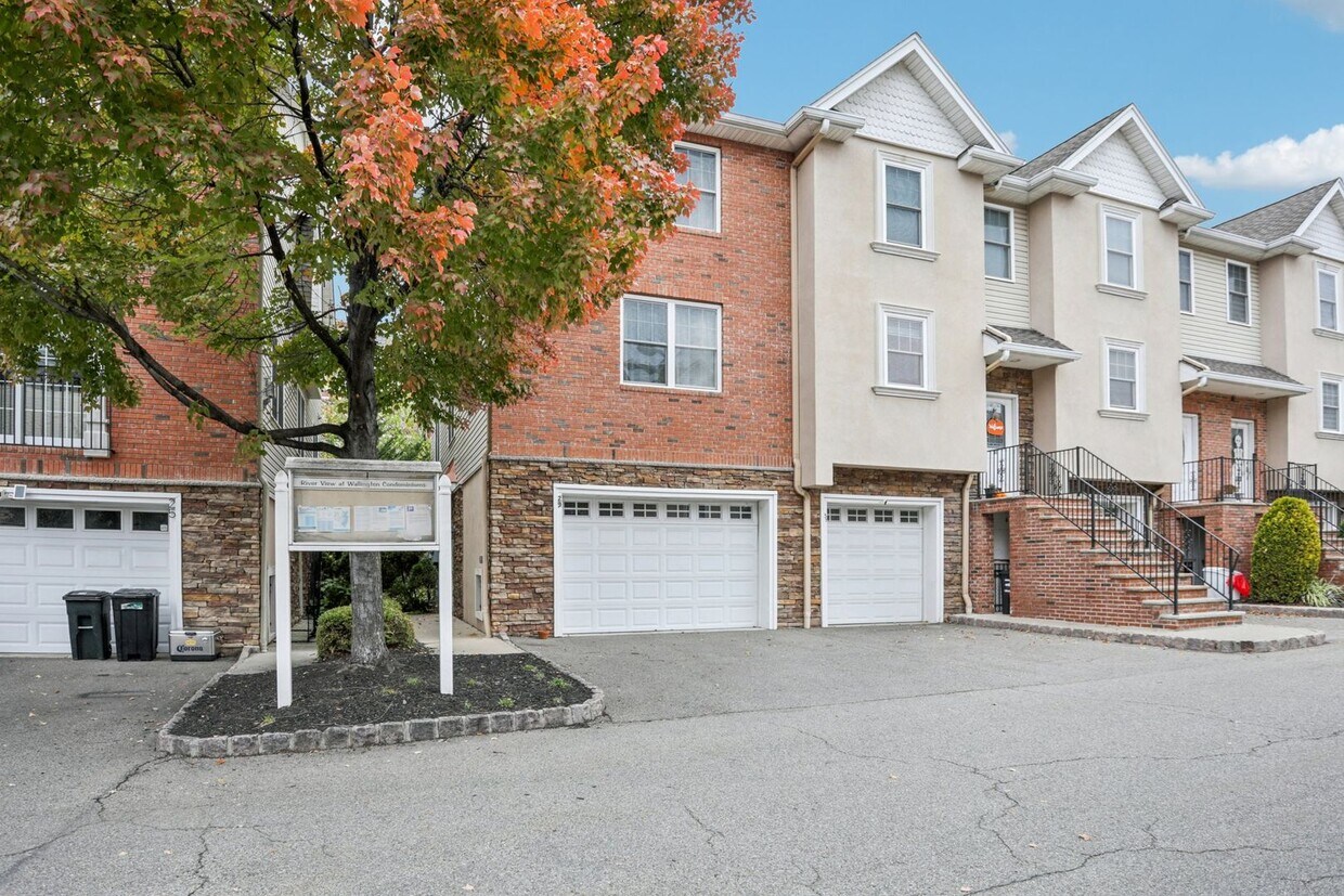 Foto principal - Fully Furnished Townhome for Rent – NO LEASING FEE